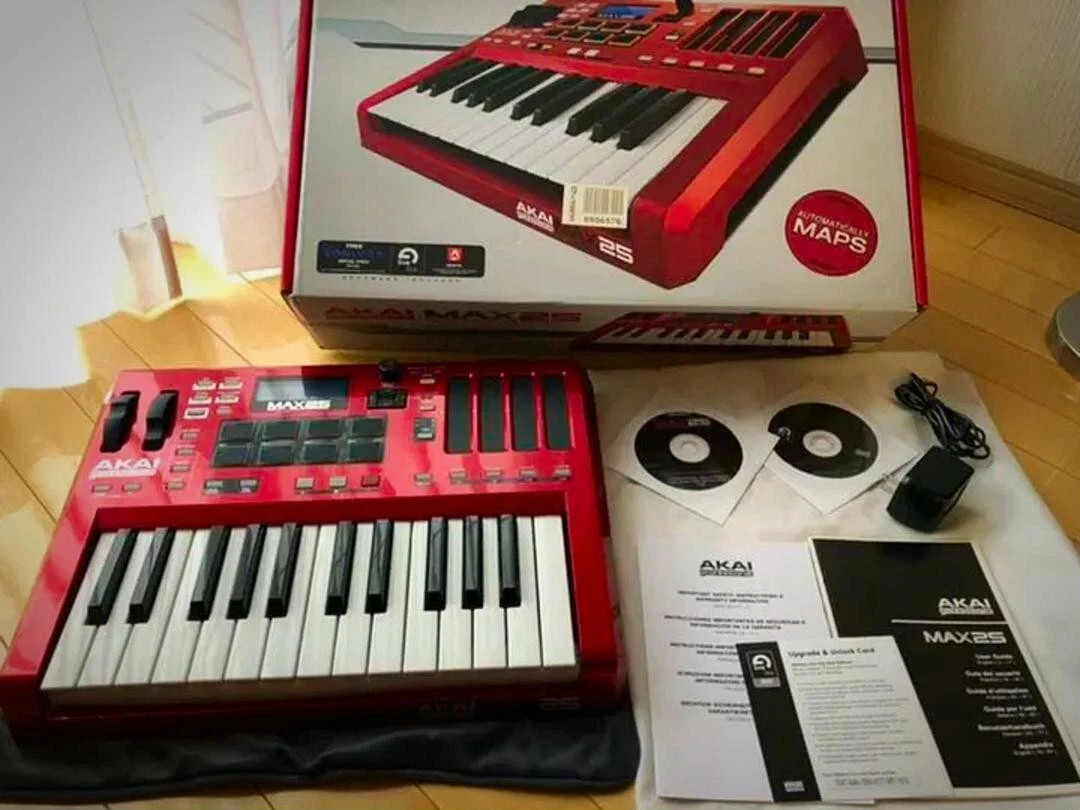 AKAI Professional MAX25 25-Key USB MIDI Keyboard & Drum Pad Controller MPC Swing