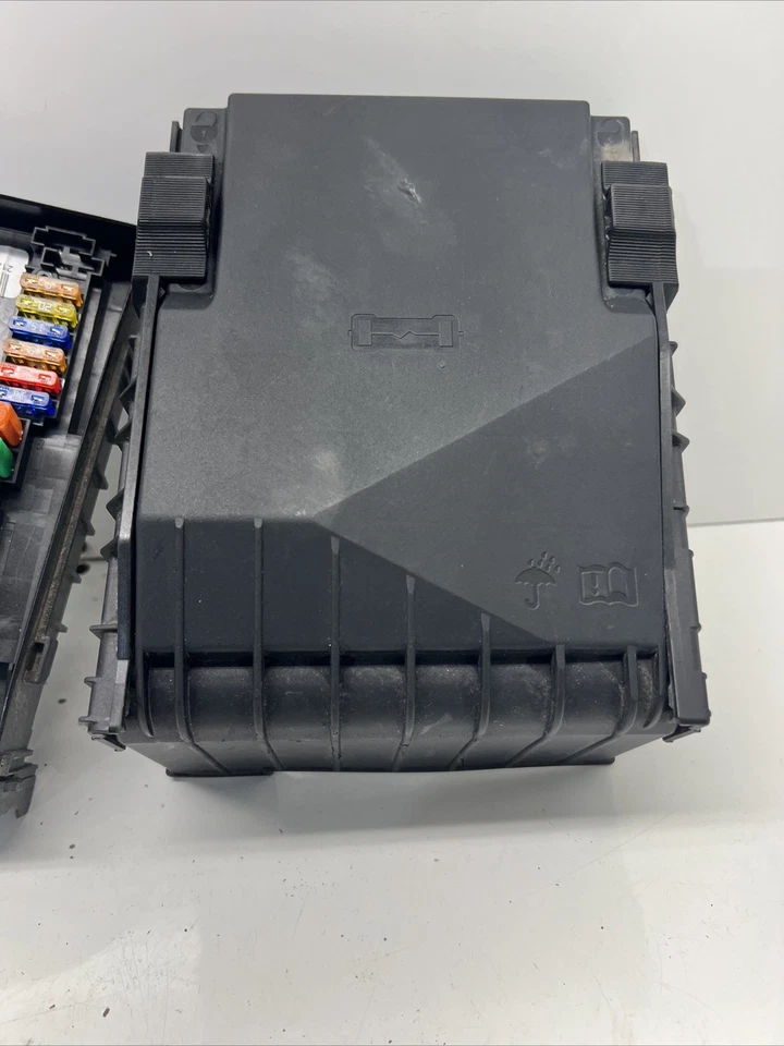 Volkswagen Golf 2010-2014 2,0 L TDI caja de fusibles OEM. Foto 4 de 4