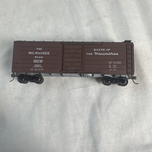 Carro de carga acanalado Milwaukee Road 40 pies Ruta de los Hiawathas 18011 escala HO marrón | Zustand: Used
