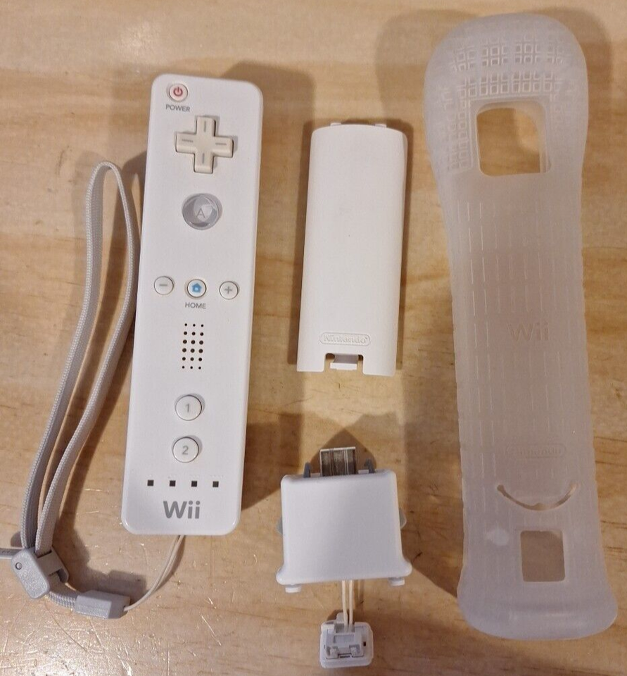 White Nintendo Wii MotionPlus and Wii Remote RVL003 RVL026