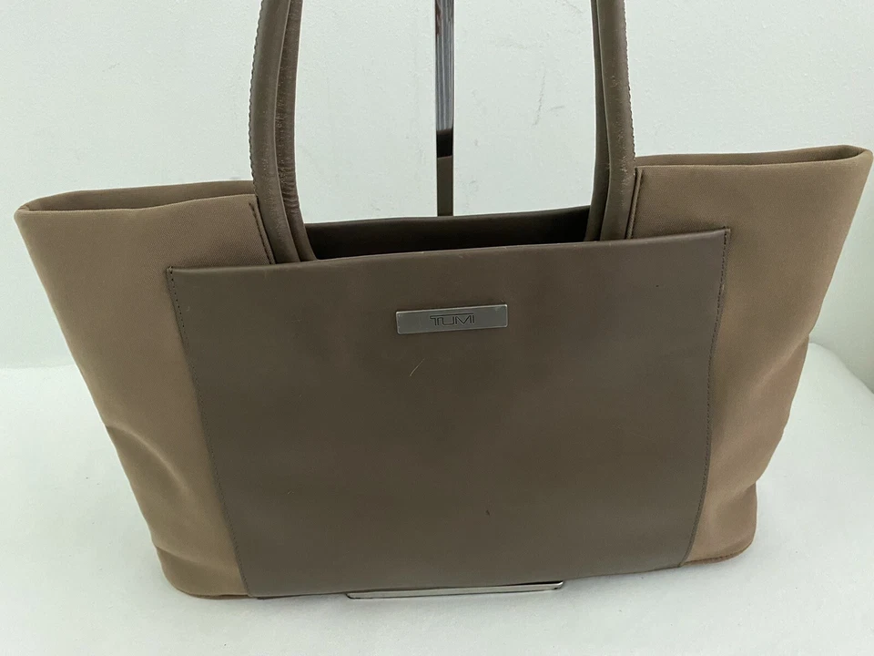 Bolso de hombro Tumi de cuero marrón y nailon Foto 2 de 4