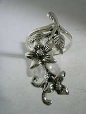 FLOWER RING WITH AN ALL HIGH POLISHED FINISH IN STERLING SILVER. FLORAL PATTERN