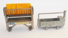 Britains Farm - Metal Animal Feeder Manger w 5 bales & water trough - 1/32 - VGC