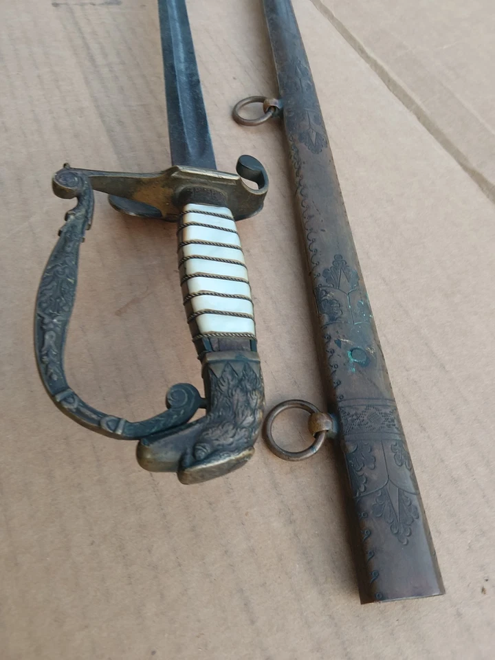 ESPADA CABEZA DE ÁGUILA MADRE PERLA CON VAINA PROTECTOR Circa 1830s Foto 2 de 4