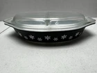 Vtg Pyrex Black Snowflake Divided Oval Casserole Dish w/ Clear Glass Lid 1.5qt