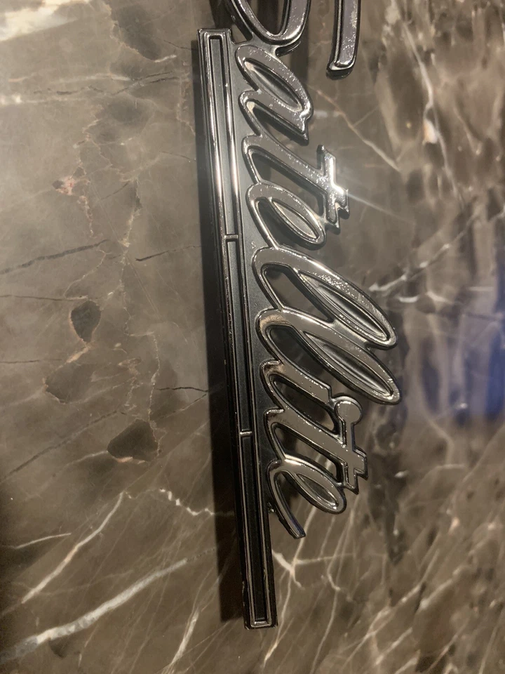 Nuevo de Lote Antiguo 1968 Mopar Plymouth Guardabarros Satelital Emblema Foto 2 de 4