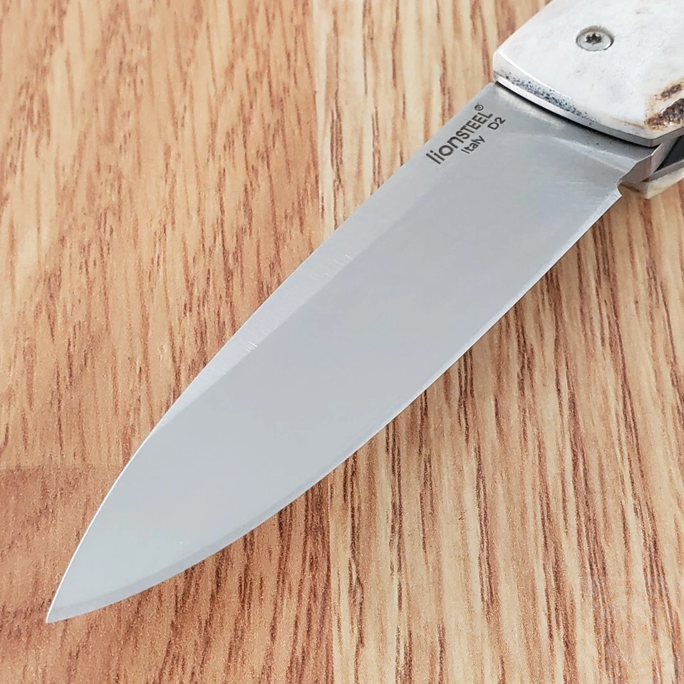 Cuchillo Plegable LionSTEEL Opera 3" Acabado Satinado D2 Herramienta Hoja de Acero Mango de Ciervo Foto 4 de 4