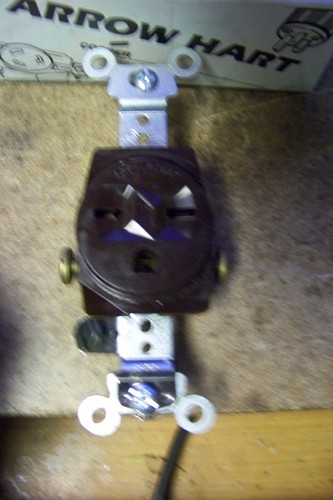 NOS Arrow-Hart 5651 Single Receptacle 15A 250V 2P, 3W GRD - Picture 2 of 2