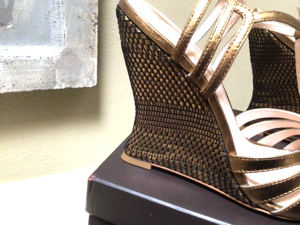 NUEVO EN CAJA ELIE TAHARI canasta tejido cuña sandalias cuero metálico bronce zapatos 8 EE. UU. Foto 4 de 4