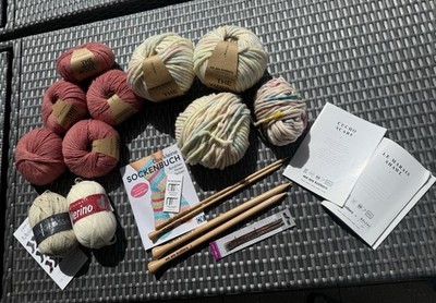 Wolle Set u.a. We Are Knitters, Stricknadeln, Anleitungen, Buch Socken stricken