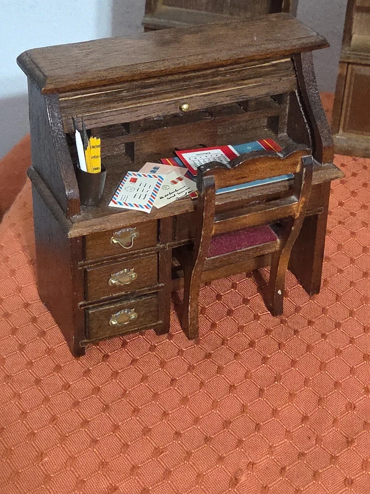 Lote de muebles para casa de muñecas escritorio, silla, librerías, lámpara, sofá, mesa auxiliar y ect Foto 2 de 4