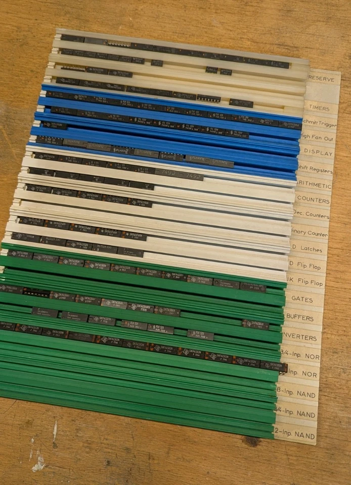 Konvolut alter ICs von Texas Instruments, Motorola, RCA, Siemens (ca. 380 Stück)