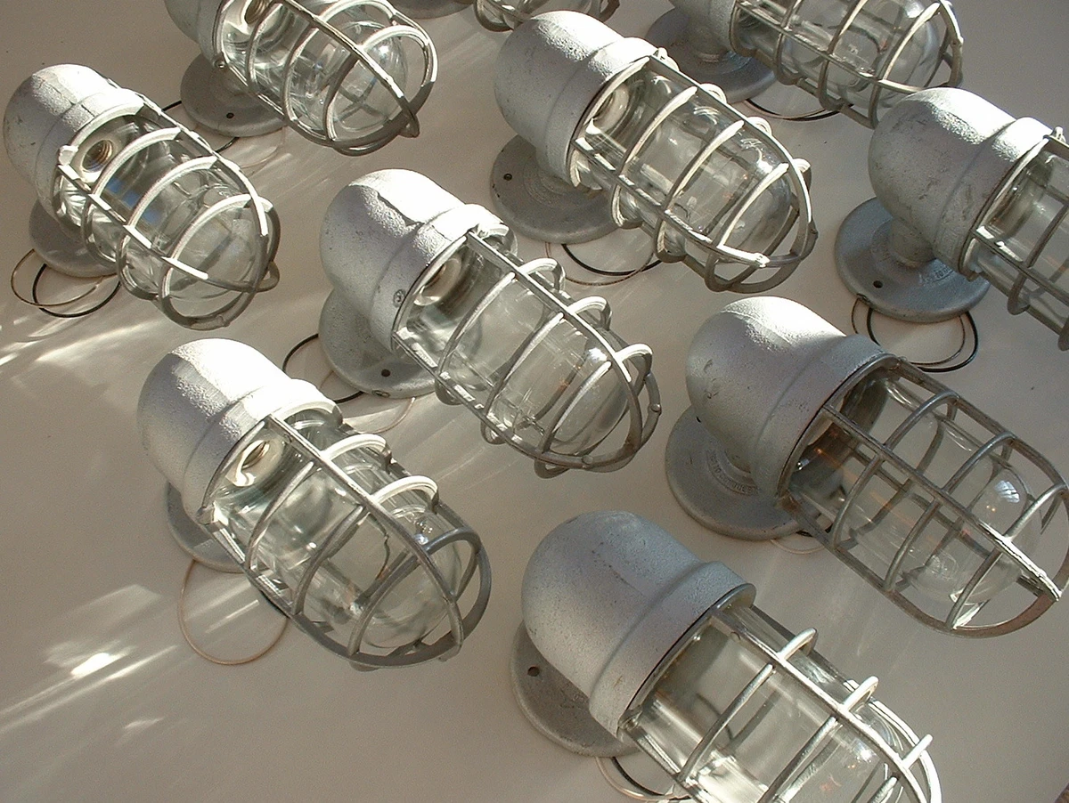 ONE NOS Crouse Hinds 100 watt Explosion Wall Sconce Porch Vtg
