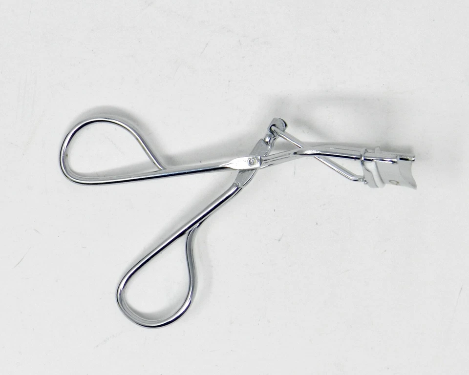Chanel Le Recourbe Cils De Chanel Eyelash Curler 1 Refill Pad - Image 3 of 4