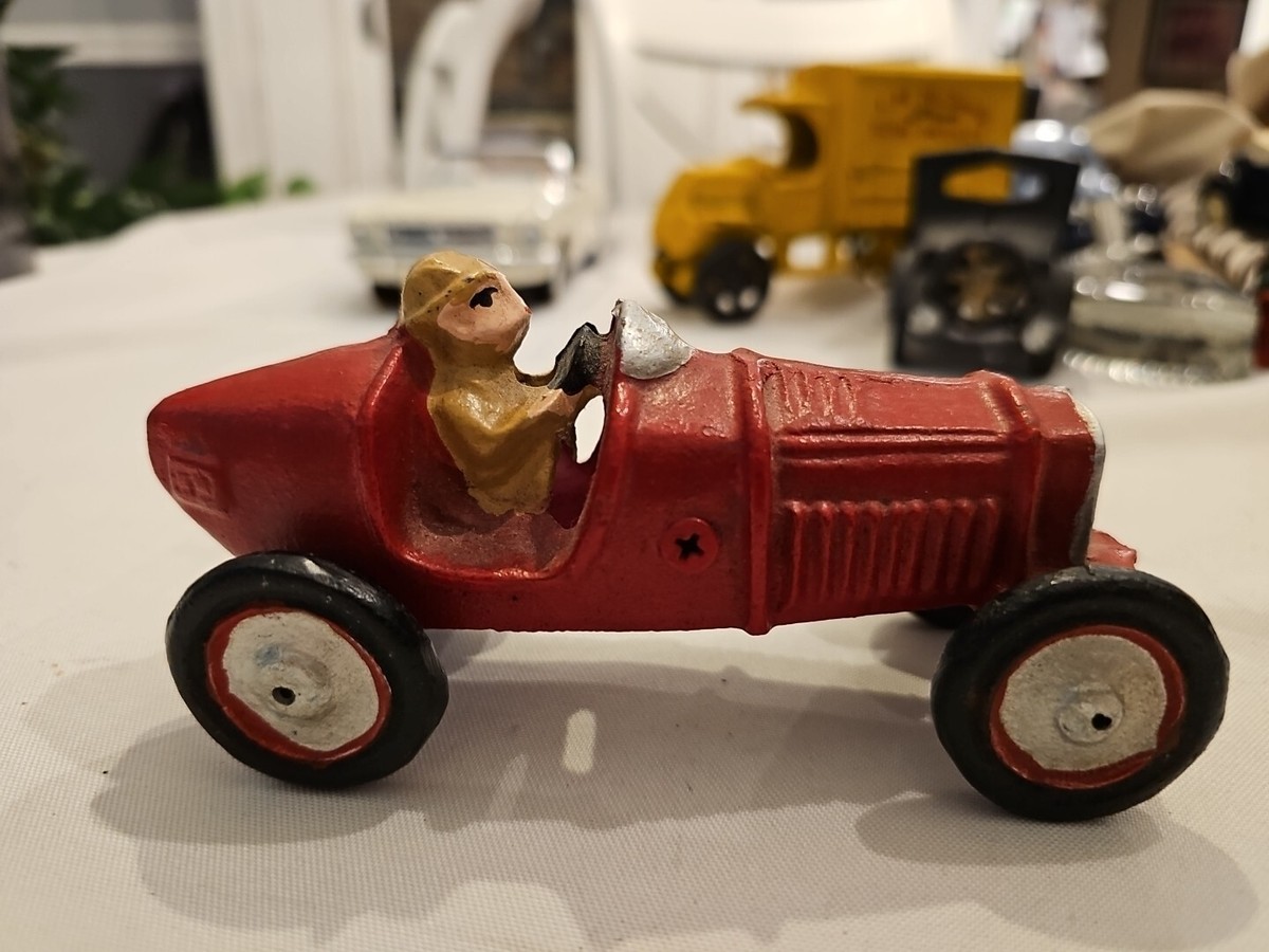 葉巻型 レーシングカー  ビンテージトイ Vintage cast iron toy race car metal painted Red with Beige driver