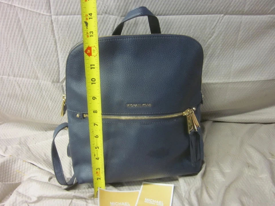 Mochila Michael Kors Rhea delgada de cuero granulado azul borde dorado precio de venta sugerido por el fabricante 378 USD - COMO NUEVA Foto 3 de 4