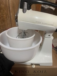 Vintage 1960’s Sunbeam Mixmaster W/2 Bowls & 2 Beaters Tested Works #634