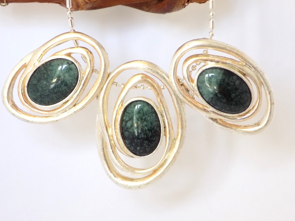 Collier vert émeraude ovale style rétro pour sublimer vos tenues de soirée