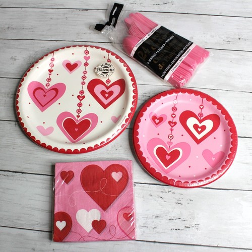 Lotto di piatti di carta festa San Valentino posate tovaglioli rosa amore rosso