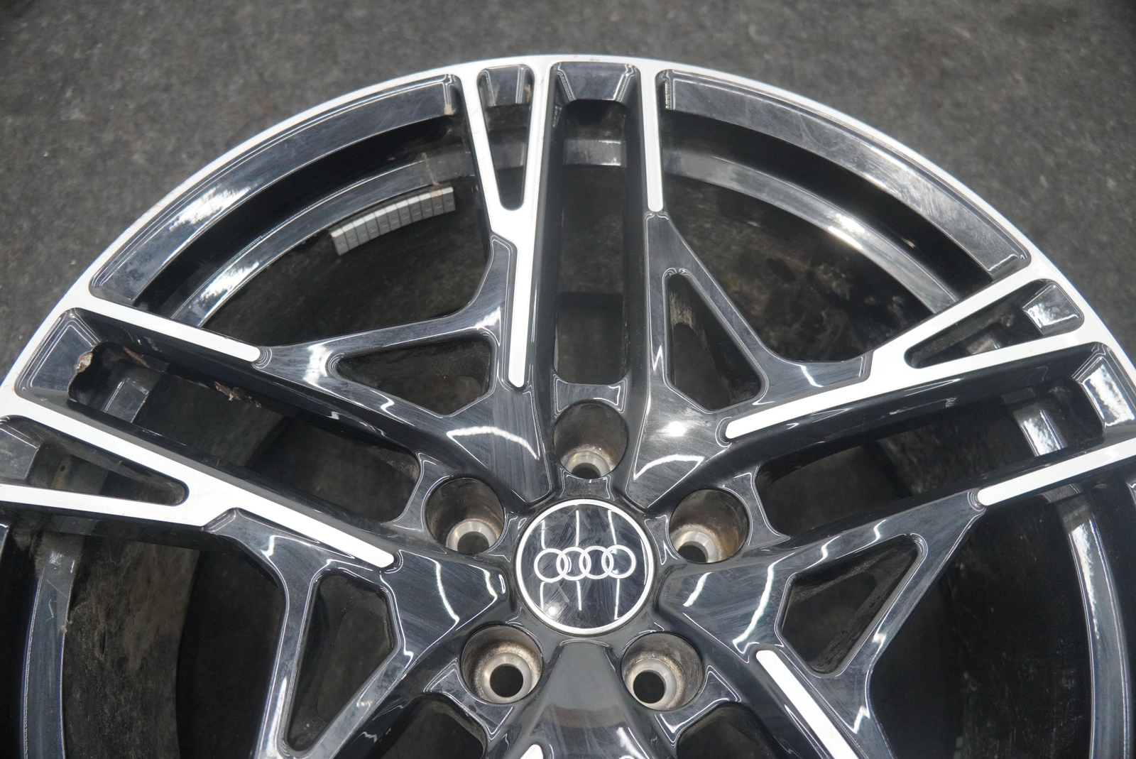 Front 20X8.5" Inch 5 Slotted Spoke Wheel Rim 4S0601025AF OEM Audi R8 2020-23