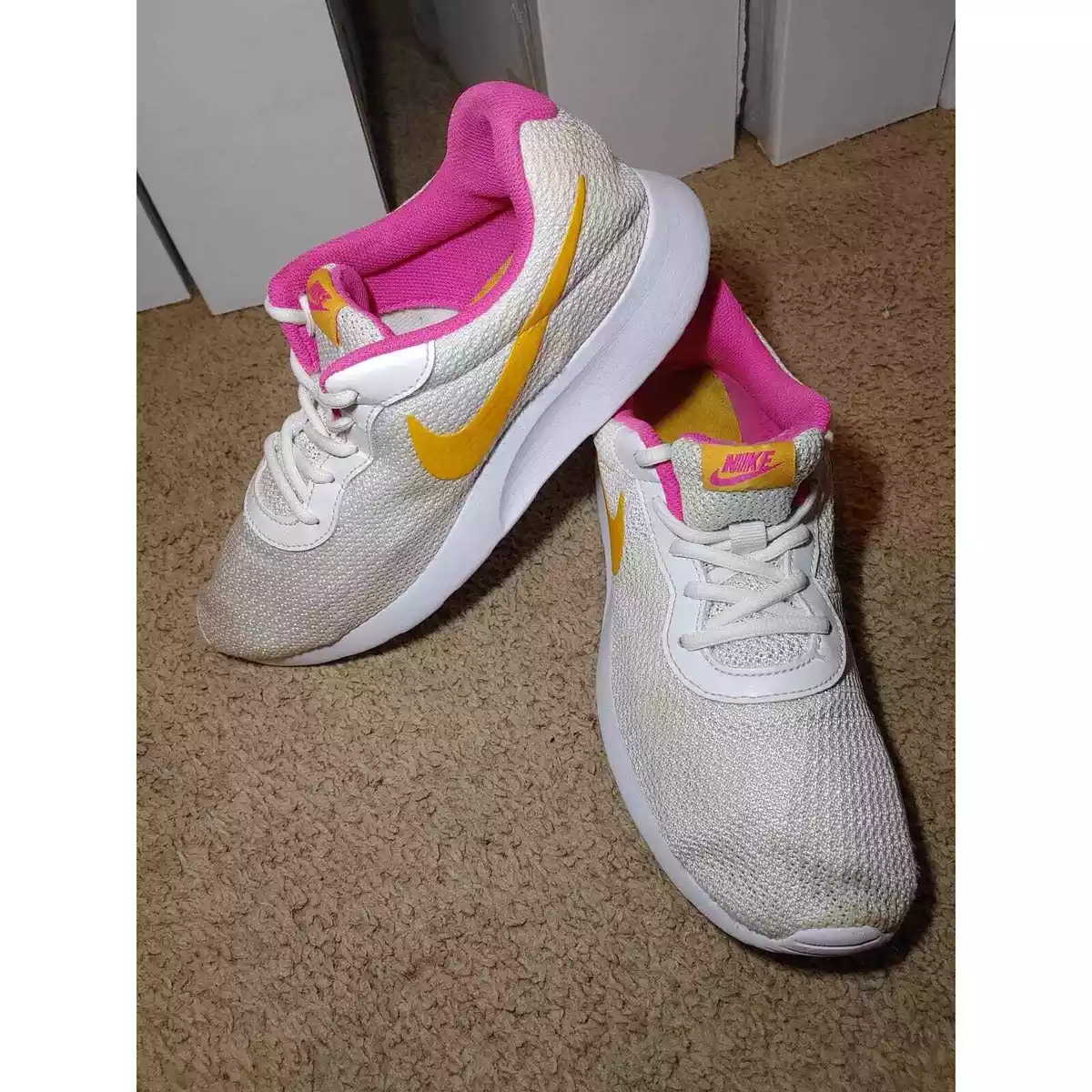 Nike tanjun white gold sale