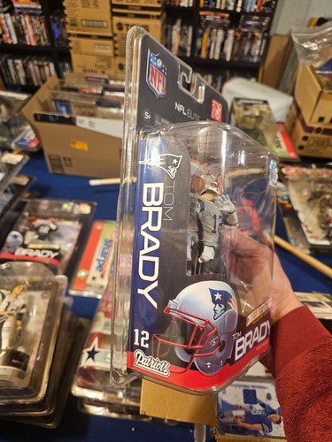 MCFARLANE 2010 NFL ELITE SERIES TOM BRADY SILVER JERSEY BRONZE LEVEL CHASE MOC - Picture 7 of 8