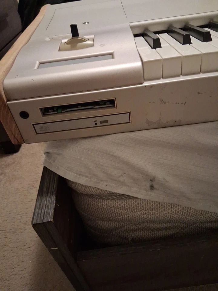 Local selling used as is no returns. It works, some keys stop working after open - Image 3 of 4