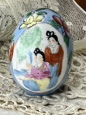 VTG PORCELAIN EGG PAINTED ORNATE JAPANESE FLORAL GEISHAS SCENE 2 