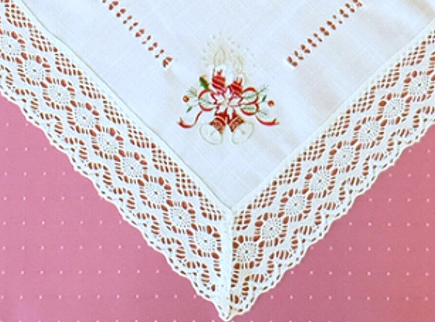 Tischdecke 60 x 60 cm bestickt Stickerei Häkelspitze Weihnachten Nostalgie - Bild 2 von 2
