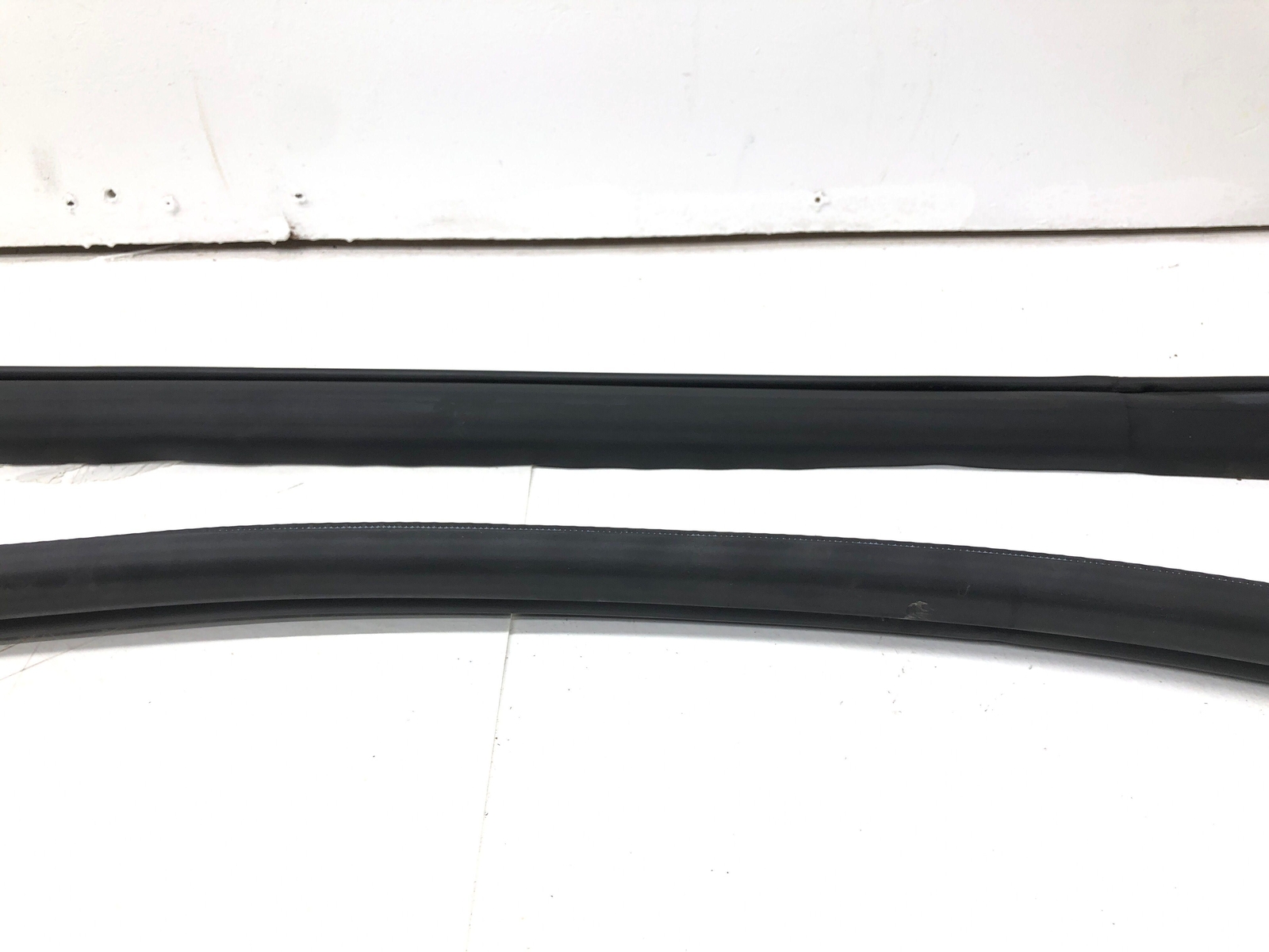 2017-2020 FERRARI GTC4LUSSO RIGHT FRONT DOOR BODY WEATHER STRIP SEAL SET OEM
