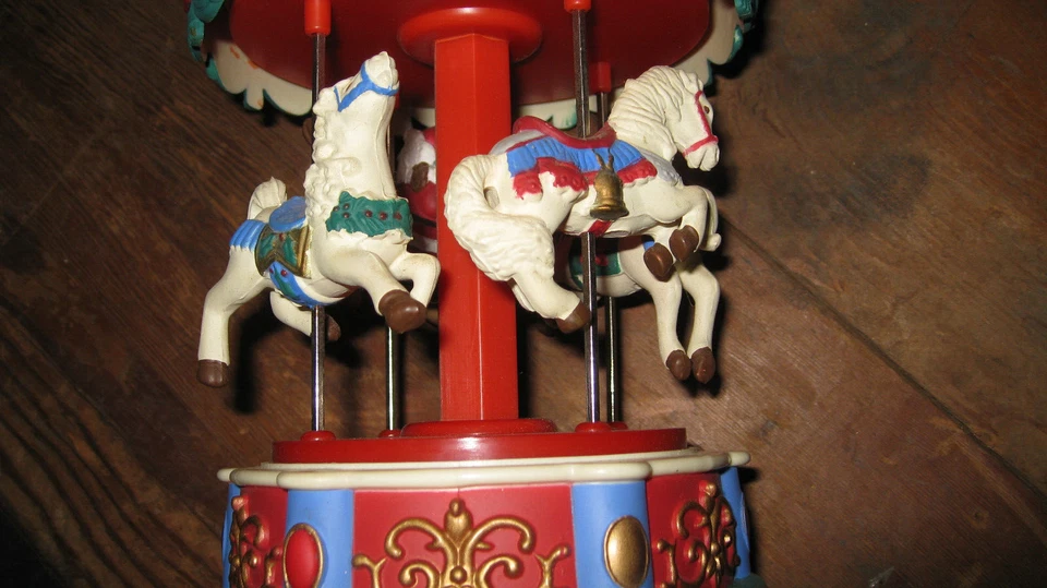 De colección Avon Navidad 1995 Carrusel de Papá Noel Musical 4 caballos caja de música grande Foto 4 de 4