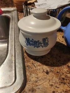 Pfaltzgraff Yorktowne Sugar Bowl with Lid Condiment Jar, Honey Pot, Jam Jar