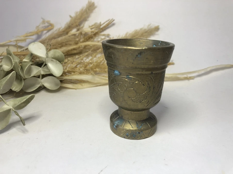 Petit mortier en laiton décoré de gravure artistique – Initiales gravées - Photo 2/4