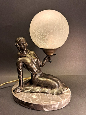 Art Déco - Figurenlampe aus Marmor, patiniertem Metallguss mit Glaskugel um 1925