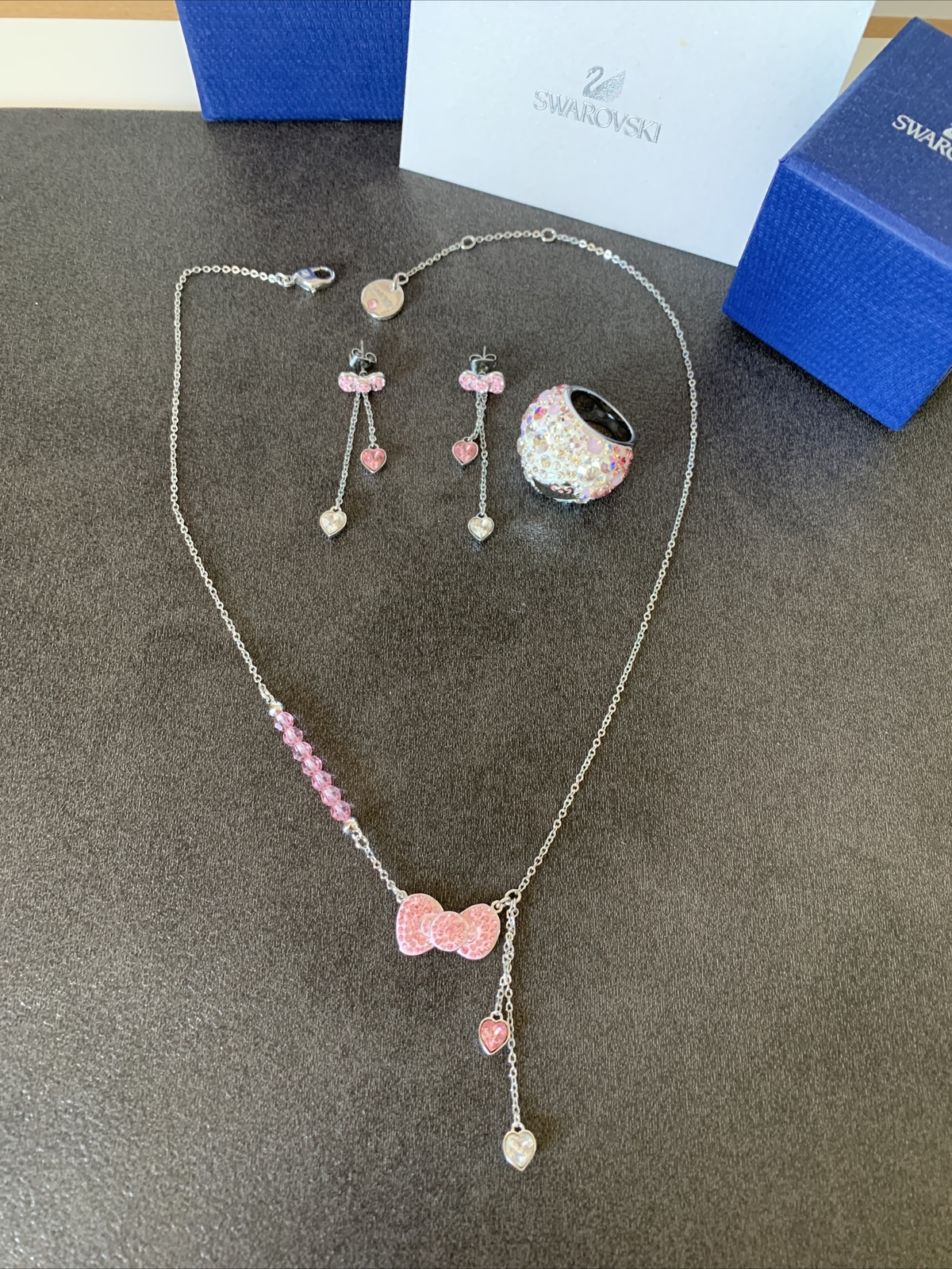 Parure Hello Kitty Swarovski en cristal étincelant avec collier bague et boucles d'oreilles Sanrio