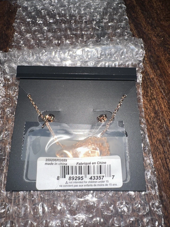 Nuevo conjunto de aretes COACH círculo abierto y rosa de té Foto 3 de 4