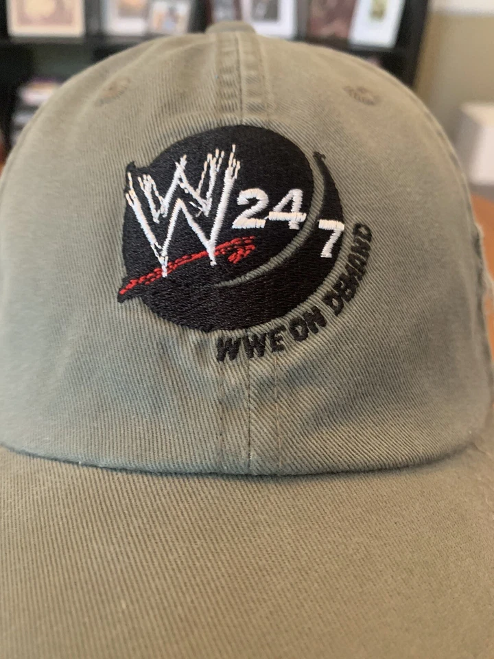 Sombrero de papá WWE gorra ajustable gris/verde ejército envejecido WWE 24/7 sombrero bajo demanda Foto 4 de 4