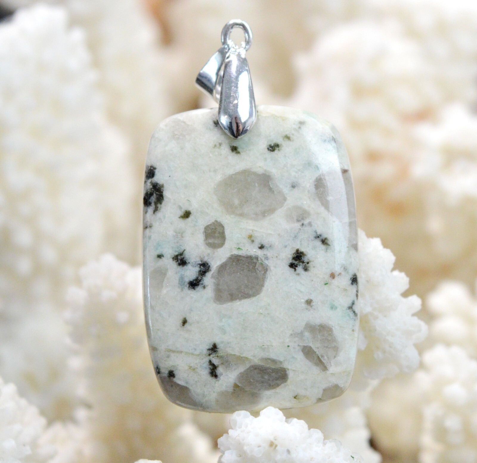 Jaspe kiwi cabochon de 47 carats, un pendentif en pierre naturelle rare et unique