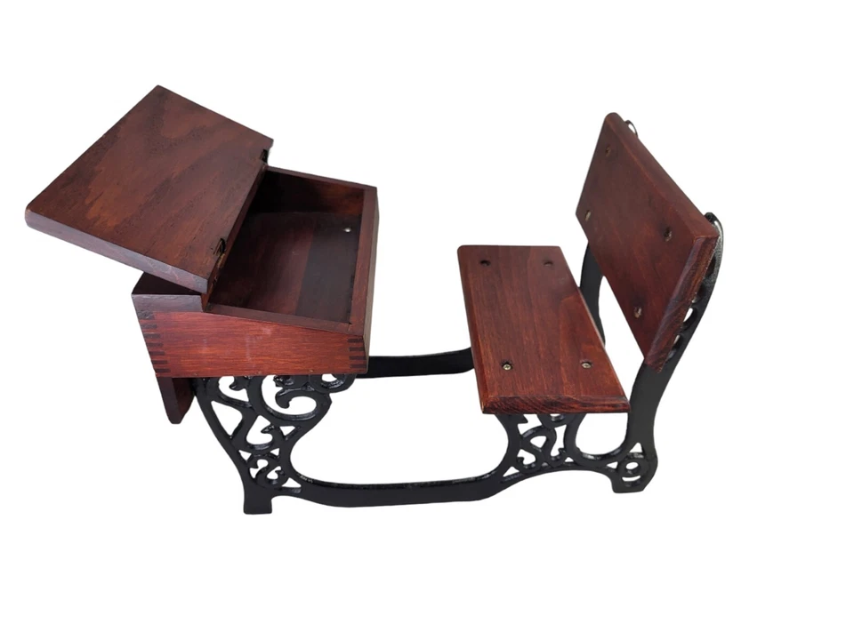 American Girl Doll Pleasant Company Samantha Escritorio Escolar Hierro Fundido Madera Retirada Foto 4 de 4