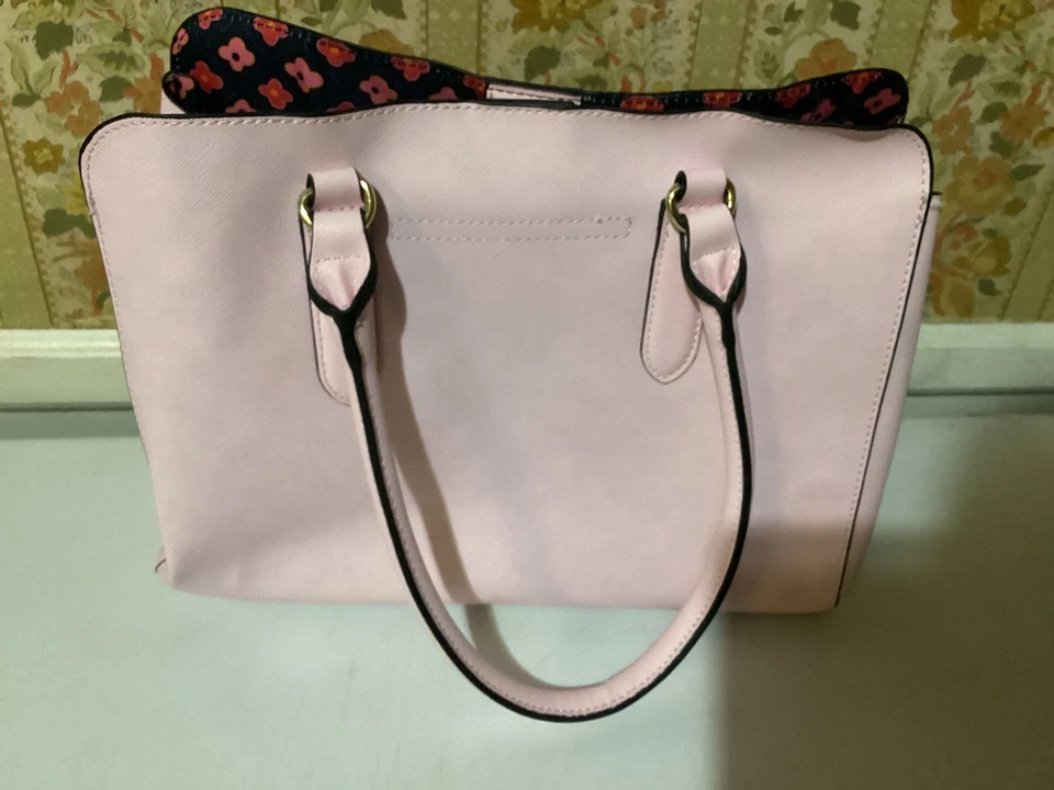 Bolso de vieira Trina Turk *Incluye bufanda* Foto 3 de 4