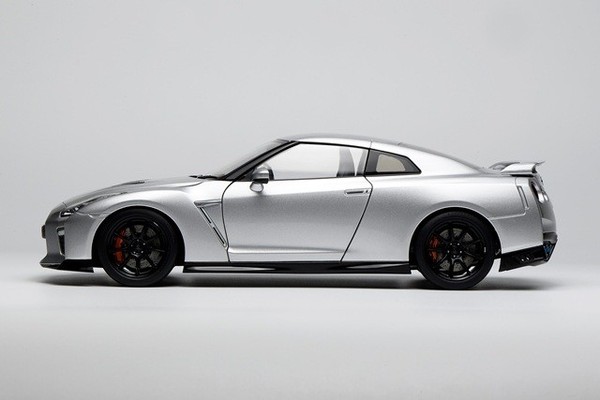 Motorhelix M83505 1:18 Nissan GT-R R35 Rennstrecken Edition Von Nismo 2020-image