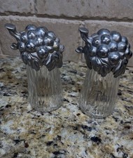 Vintage Arthur Court 2005 Salt/Pepper Shaker Set Grape Clusters