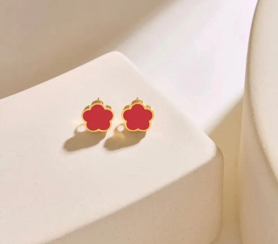 Juego de collar de trébol rojo chapado en oro de 18k con pendientes Foto 2 de 4