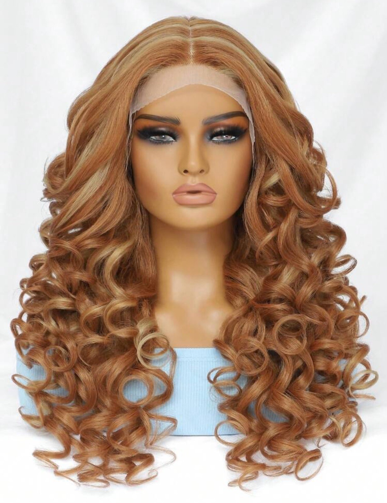 Perruque bouclée 60cm brune doré en fibre synthétique premium avec dentelle invisible