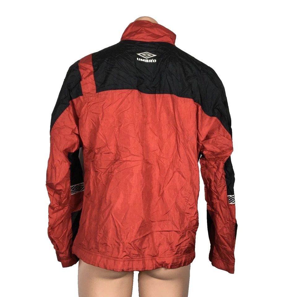 Chaqueta de Fútbol Umbro Mediana Negra Roja Retro De Colección Años 90 Y2K Pista Bordada Foto 2 de 4