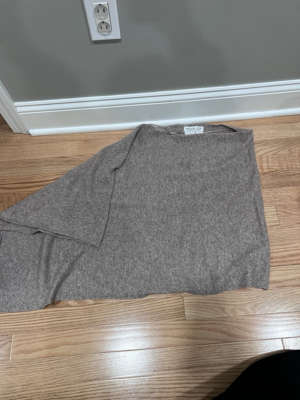 Rachel Zoe One Size 100% Cashmere Poncho Style Cape Sweater SMALL TEAR AT SEAM
Opens in a new window