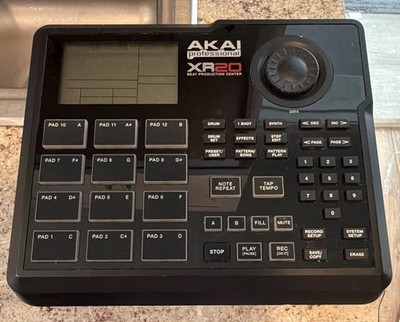 Akai Professional XR20 Sampler & Sequencer Drum Machine, 12 Pads, 700 Sounds