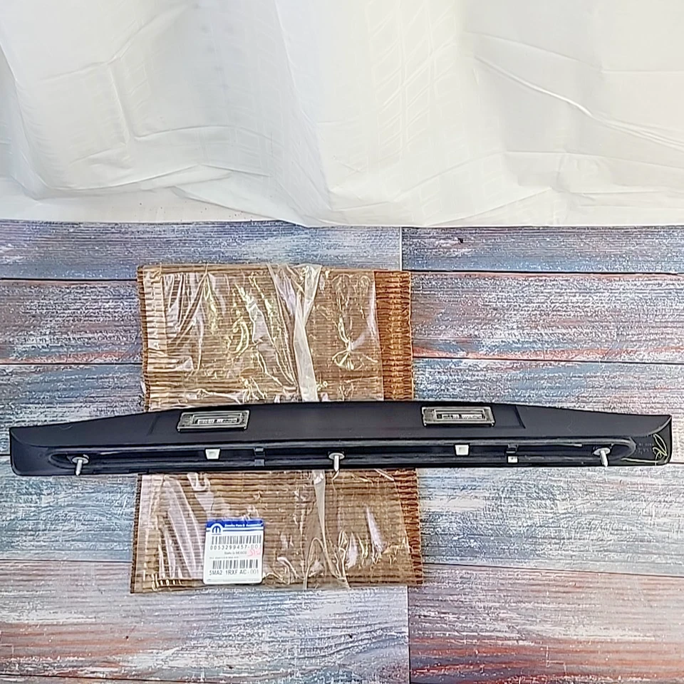 Luz de matrícula trasera Mopar 5MA21RXFAC 2014-2026 Ram ProMaster 1500 2500 3500 Foto 3 de 4