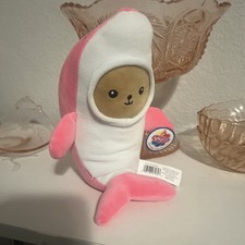 Peluche Kawaii Kuty de una foca vestida con un disfraz de delfín rosa