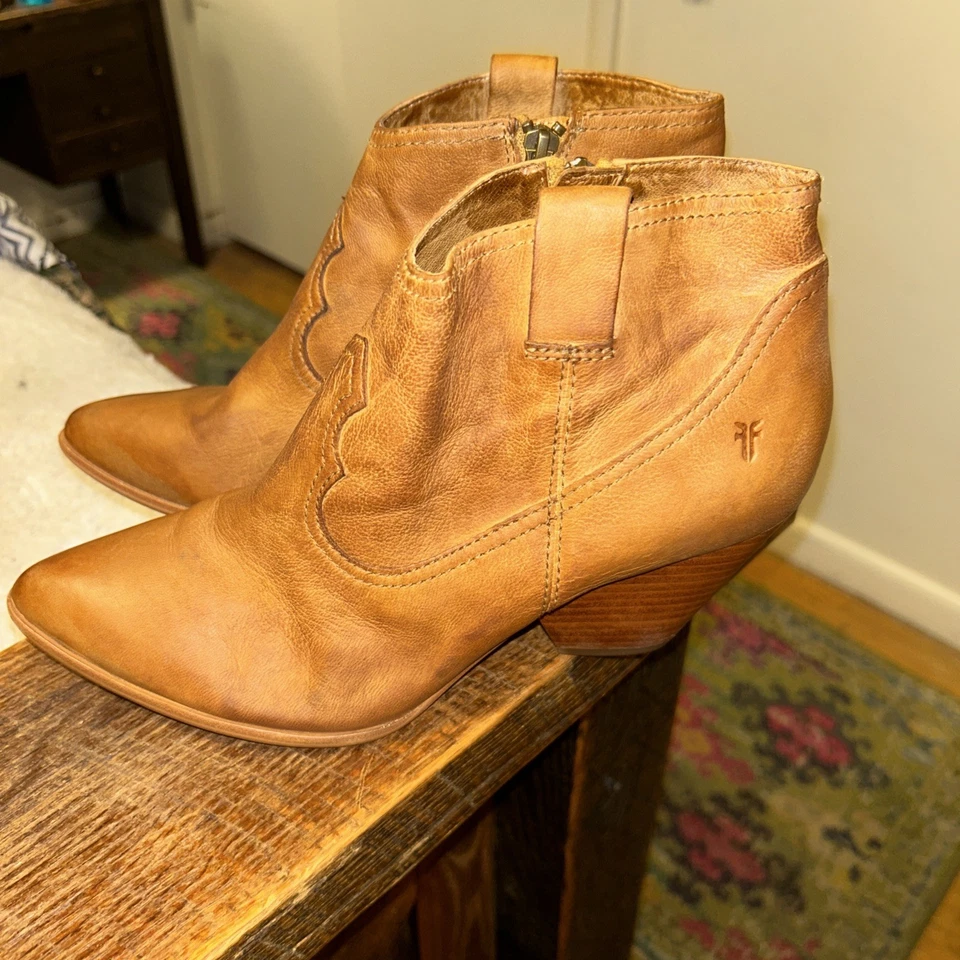 Botín occidental para mujer Frye Reina de cuero coñac 3479257-COG Foto 2 de 4